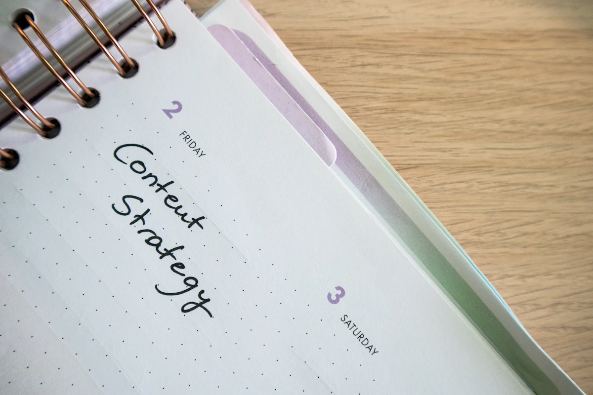 Carnet spiralé et stylo sur un bureau — agenda du cabinet