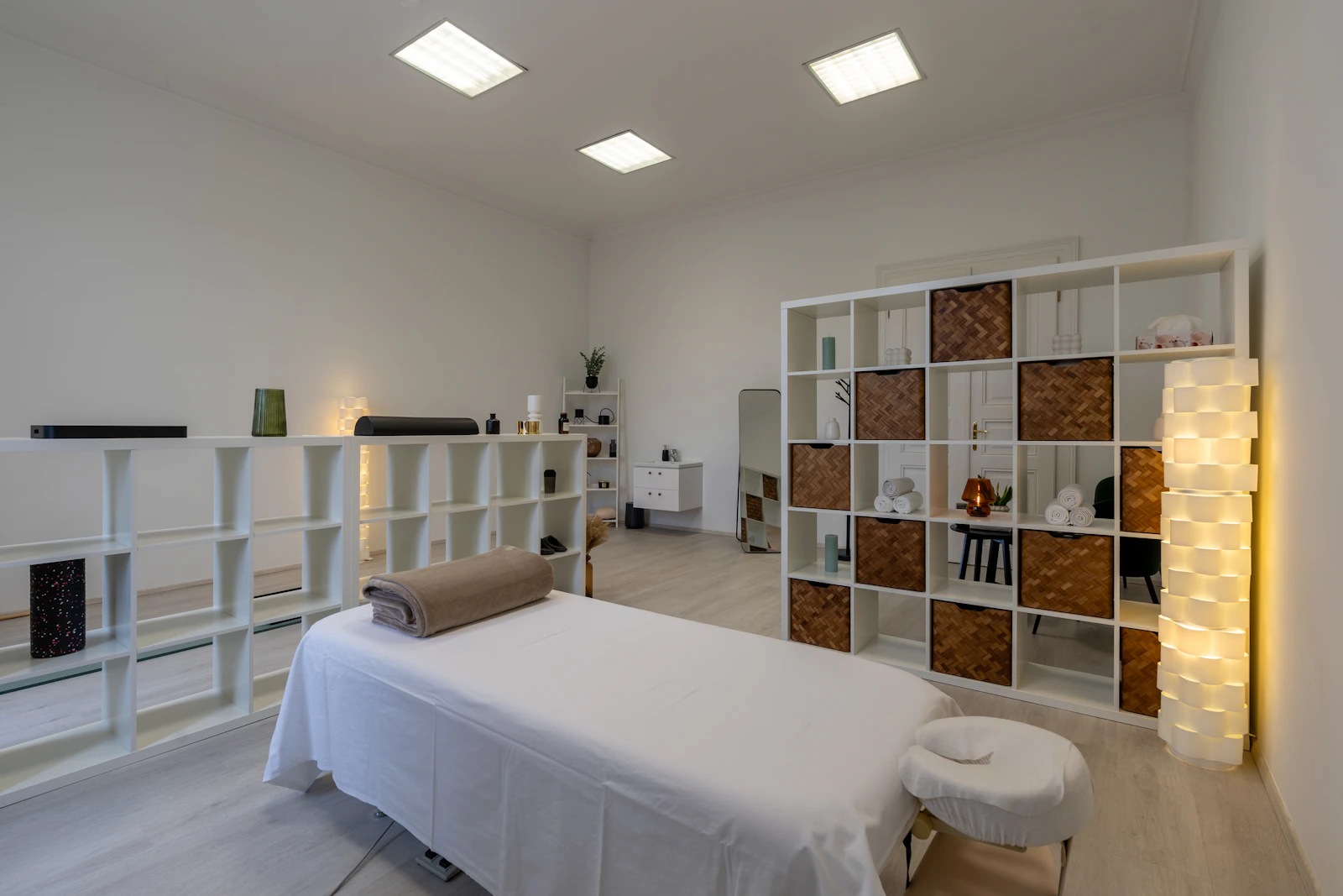 Salle de soin du Cabinet Moreau Ostéo à Carquefou, table de massage en bois clair, lumière naturelle