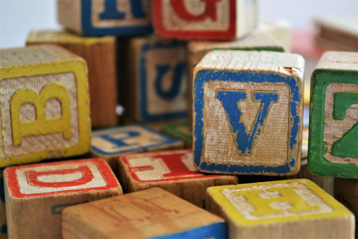 Jouets en bois — cubes alphabet de la salle pédiatrique