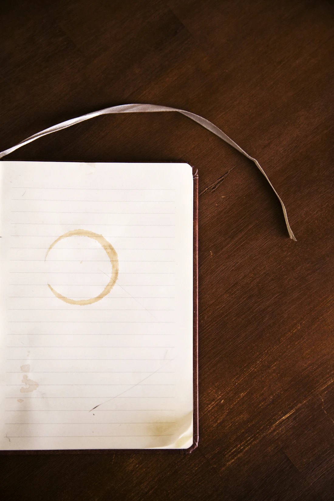 Livre ouvert sur surface en bois — documentation de formation continue