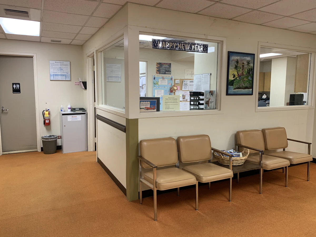 Salle d'attente du Cabinet Moreau Ostéo : fauteuils sobres et plante verte